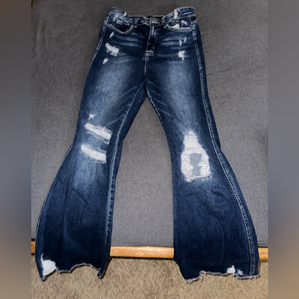 Flying Monkey flares from Buckle